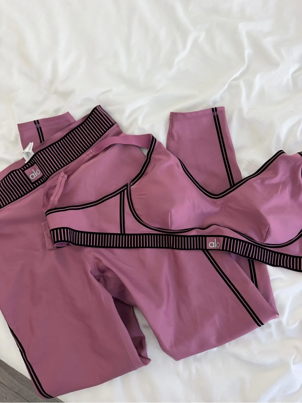 ALO Yoga Dusty Mauve Sports Bra and Leggings Set with Black Trim LARGE